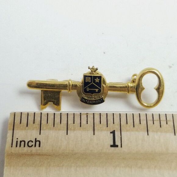 Vintage Skeleton Key Shape Brooch with Black Enamel Crest, Fraternity Style - Picture 6 of 6